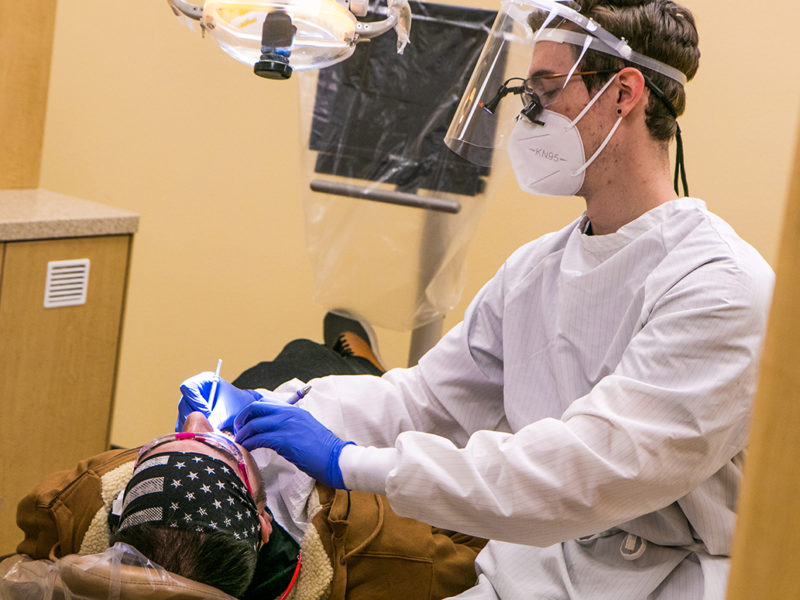 牙科卫生专业的学生为病人做护理