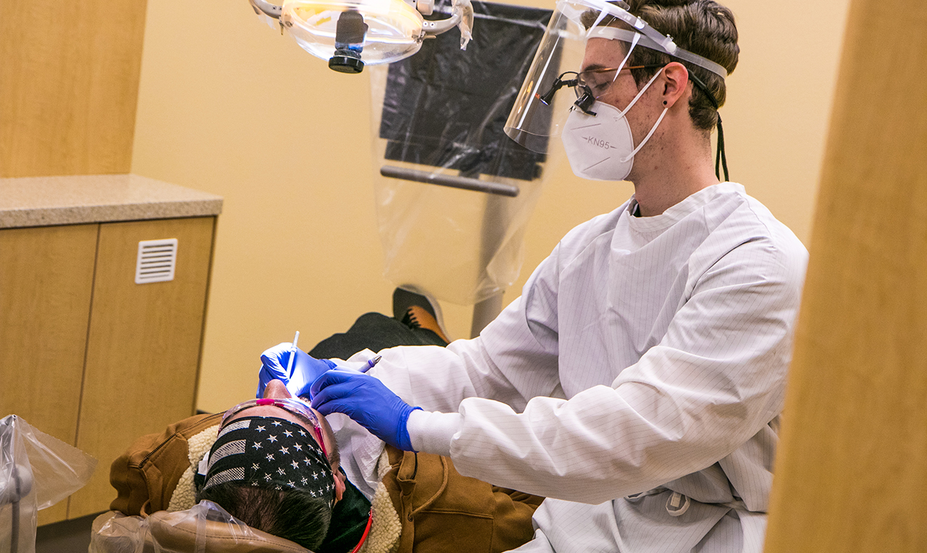 牙科卫生专业的学生为病人做护理