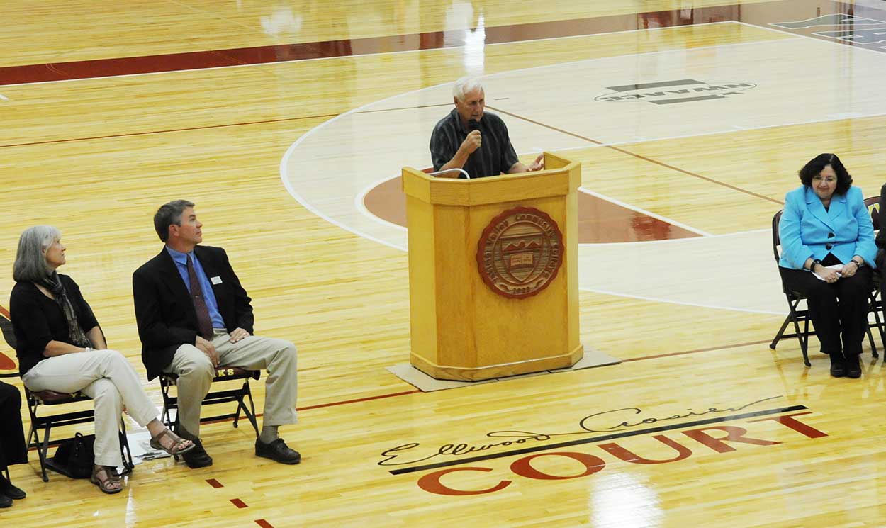 埃尔伍德·克罗泽在2013年篮球奉献仪式上讲话
