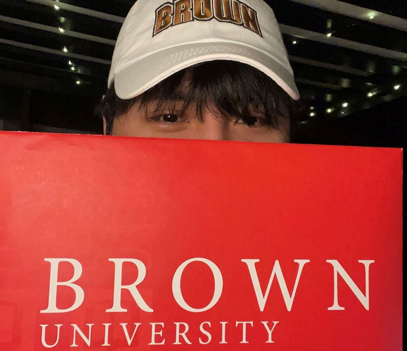 吉尔伯特·索拉诺与布朗大学的标志