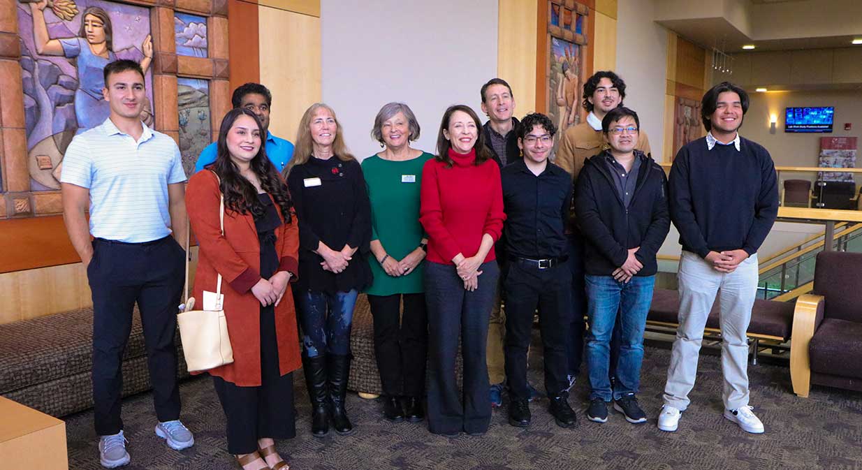 YVC的教职员工和学生在格伦·安东尼大厅与参议员坎特韦尔合影